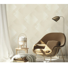 Woonkamer met fauteuil, vloerlamp en patroonbehang