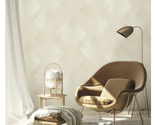 Woonkamer met fauteuil, vloerlamp en patroonbehang