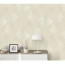 Interieur met patroonbehang en dressoir