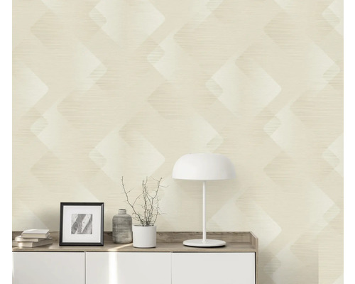 Interieur met patroonbehang en dressoir