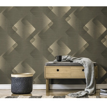 Woonkameropstelling met patroonbehang, bank, mand en tapijt voor een stijlvolle ambiance.