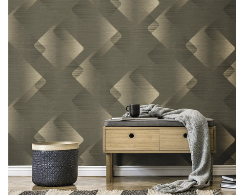 Woonkameropstelling met patroonbehang, bank, mand en tapijt voor een stijlvolle ambiance.