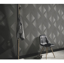 Kamerzicht met behang met patroon, stoel en kapstok