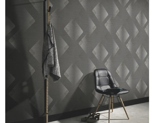 Kamerzicht met behang met patroon, stoel en kapstok