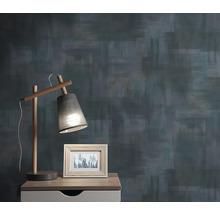 Scène met een grijs behang, een houten lamp en een fotolijst op een nachtkastje