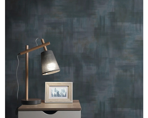 Scène met een grijs behang, een houten lamp en een fotolijst op een nachtkastje