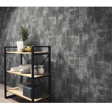 Wanddecoratie met grijze structuur en rek met decoratie