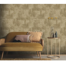 Kamer met patroonbehang, bank en bijzettafel.