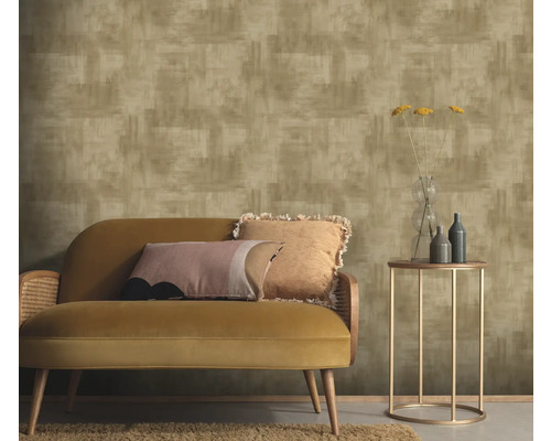 Kamer met patroonbehang, bank en bijzettafel.