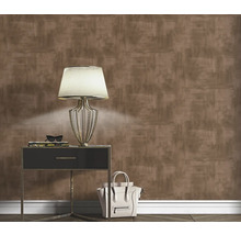 Kamerweergave met patroonbehang, tafellamp en decoratie