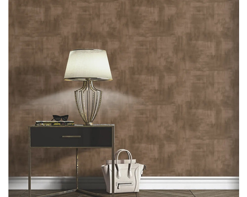 Kamerweergave met patroonbehang, tafellamp en decoratie