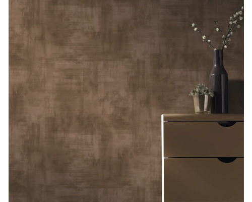 Bruin patroonbehang met ladekast, vaas en plant