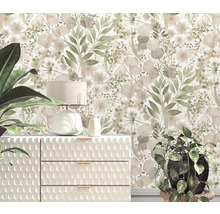 Scene met dressoir, lamp, kamerplanten en bloemenbehang