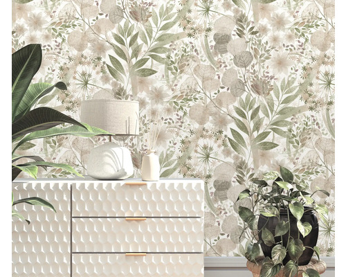 Scene met dressoir, lamp, kamerplanten en bloemenbehang