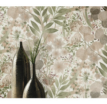 Decoratief behang met bloem- en plantmotieven in verschillende tinten.