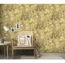 Scene met bloemmotief behang, stoel, kussen, tafel en decoratie voor een gezellig interieur