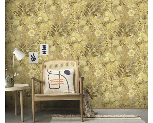 Scene met bloemmotief behang, stoel, kussen, tafel en decoratie voor een gezellig interieur