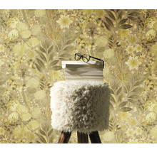 Close-up van een bloemenbehang met kruk, boeken en bril