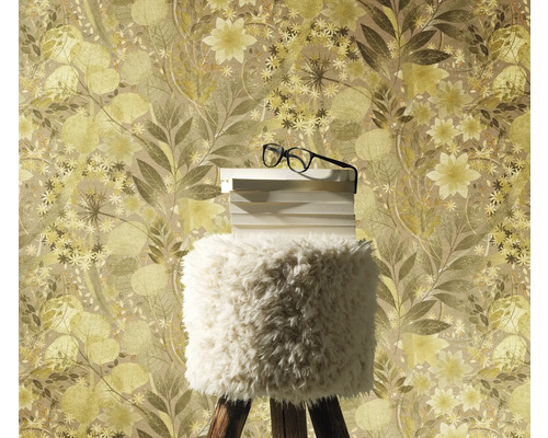 Close-up van een bloemenbehang met kruk, boeken en bril