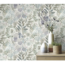 Wand met bloemenbehang en tafel met vazen