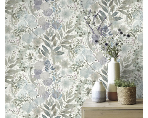 Wand met bloemenbehang en tafel met vazen