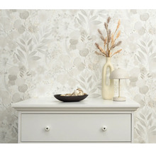 Decoratief bloemenbehang met ladekast, lamp en vaas met grassen