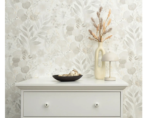 Decoratief bloemenbehang met ladekast, lamp en vaas met grassen