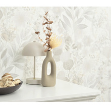 Decoratieve scène met bloemenbehang, lamp, vaas en schaal op een dressoir