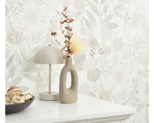 Decoratieve scène met bloemenbehang, lamp, vaas en schaal op een dressoir