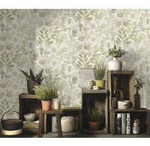 Decoratieve kamer met bloemmotiefbehang en houten rekken met diverse decoraties en planten.