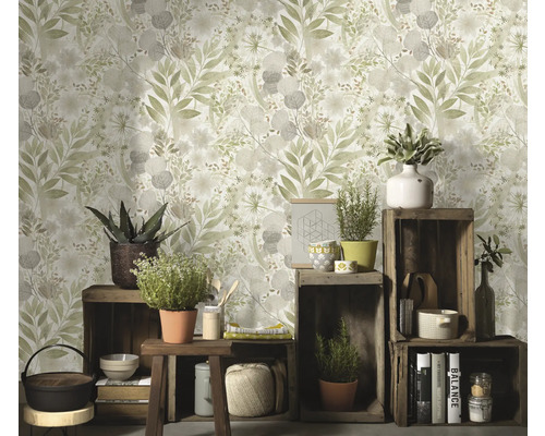 Decoratieve kamer met bloemmotiefbehang en houten rekken met diverse decoraties en planten.