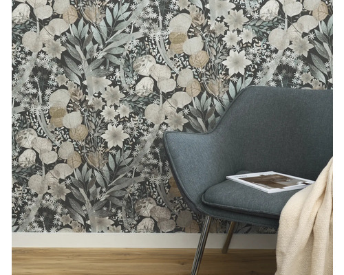 Close-up van een bloemenbehang achter een fauteuil in een kamer