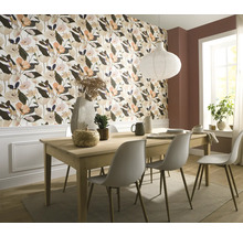 Eetkamer met eettafel, stoelen, hanglamp en bloemenbehang