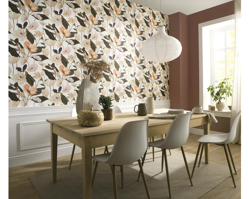 Eetkamer met eettafel, stoelen, hanglamp en bloemenbehang