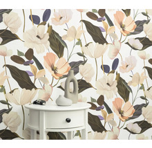 Scene met bloemenbehang, nachtkastje en decoratieve vazen