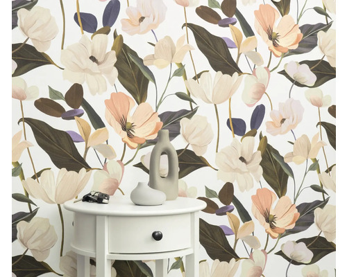 Scene met bloemenbehang, nachtkastje en decoratieve vazen