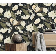 Scene met bloemenbehang, vaas met takken en stapel boeken