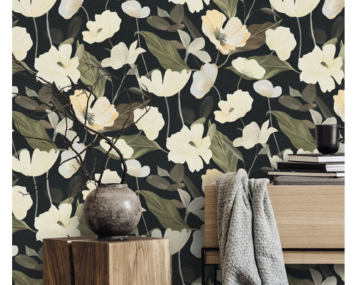 Scene met bloemenbehang, vaas met takken en stapel boeken