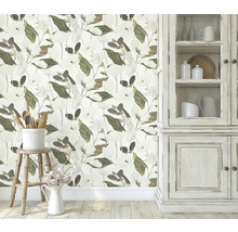 Scene met bloemenbehang, keukenkast, kruk en keukengerei voor een heldere en georganiseerde sfeer in de kamer.