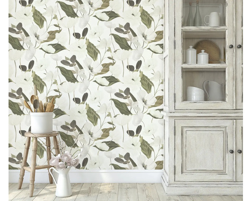 Scene met bloemenbehang, keukenkast, kruk en keukengerei voor een heldere en georganiseerde sfeer in de kamer.