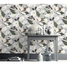 Bloemenbehang met bloemmotief in een kamer met tafeldecoratie