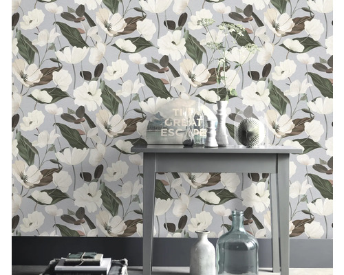 Bloemenbehang met bloemmotief in een kamer met tafeldecoratie