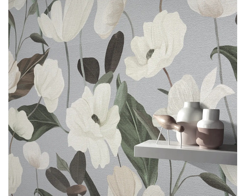 Close-up van een behang met bloemmotief in een interieur