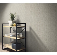 Interieur met patroonbehang en plank