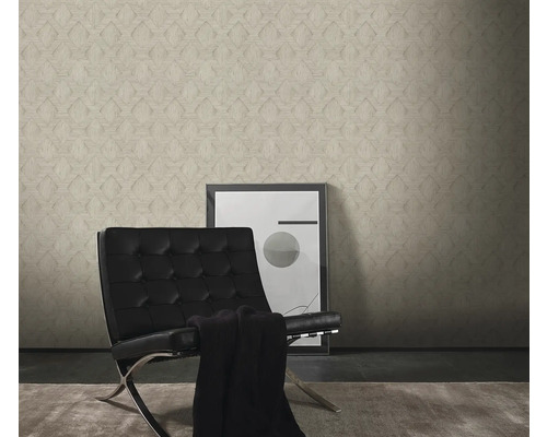 Woonkamer met patroonbehang, fauteuil en schilderij