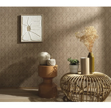 Decoratief interieur met patroonbehang, wanddecoratie en tafeldecoratie.