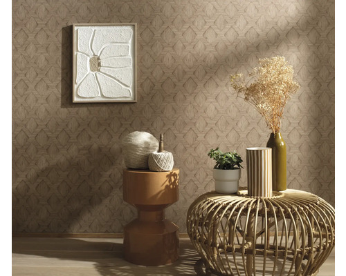 Decoratief interieur met patroonbehang, wanddecoratie en tafeldecoratie.