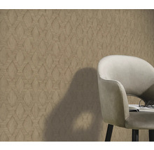 Behang met patroon en stoel