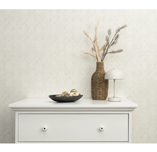 Decoratieve scène met commode, schaal, vaas, gedroogde bloemen en lamp