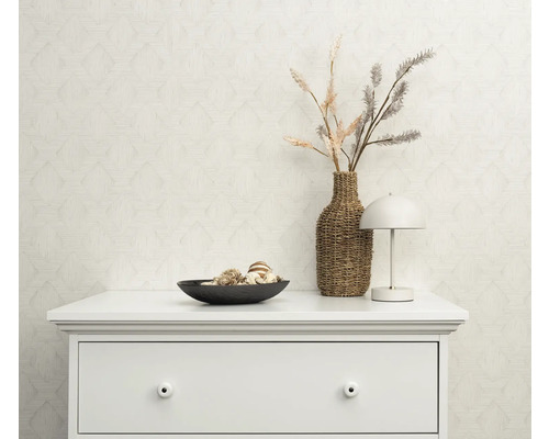 Decoratieve scène met commode, schaal, vaas, gedroogde bloemen en lamp